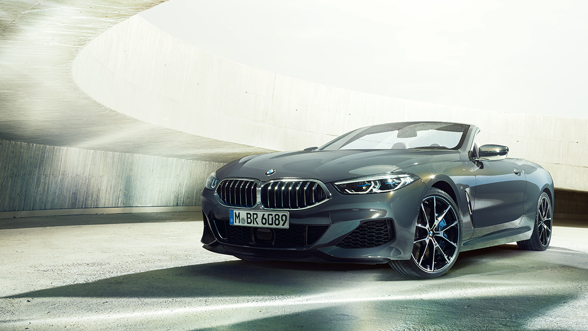 BMW M850i xDrive „Dravit Grey“ pilko metaliko spalvos, trijų ketvirčių vaizdas iš automobilio priekio dešinės. BMW M850i xDrive „Dravit Grey“ pilko metaliko spalvos, trijų ketvirčių vaizdas iš automobilio priekio dešinės.