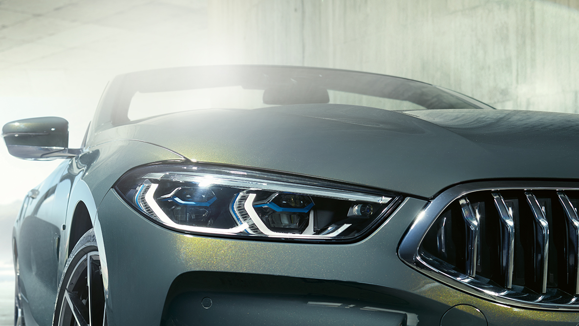 BMW M850i xDrive „Dravit Grey“ pilko metaliko spalvos, vaizdas iš priekio su BMW lazeriniu žibintu kairėje. BMW M850i xDrive „Dravit Grey“ pilko metaliko spalvos, vaizdas iš priekio su BMW lazeriniu žibintu kairėje.