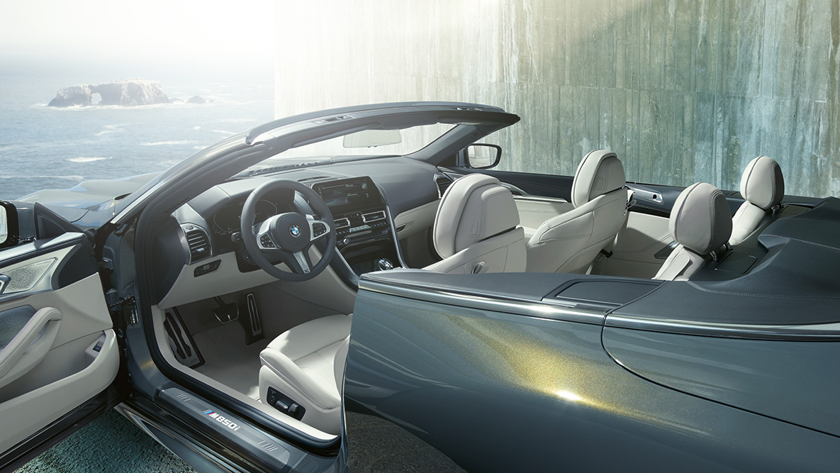BMW M850i xDrive „Dravit Grey“ pilko metaliko spalvos, interjeras, atviras minkštas stogas ir atidarytos durelės BMW M850i xDrive „Dravit Grey“ pilko metaliko spalvos, interjeras, atviras minkštas stogas ir atidarytos durelės