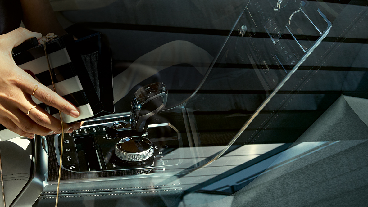 BMW M850i xDrive interjeras, „CraftedClarity” stiklo elementai, moteris su atverta rankine. BMW M850i xDrive interjeras, „CraftedClarity” stiklo elementai, moteris su atverta rankine.