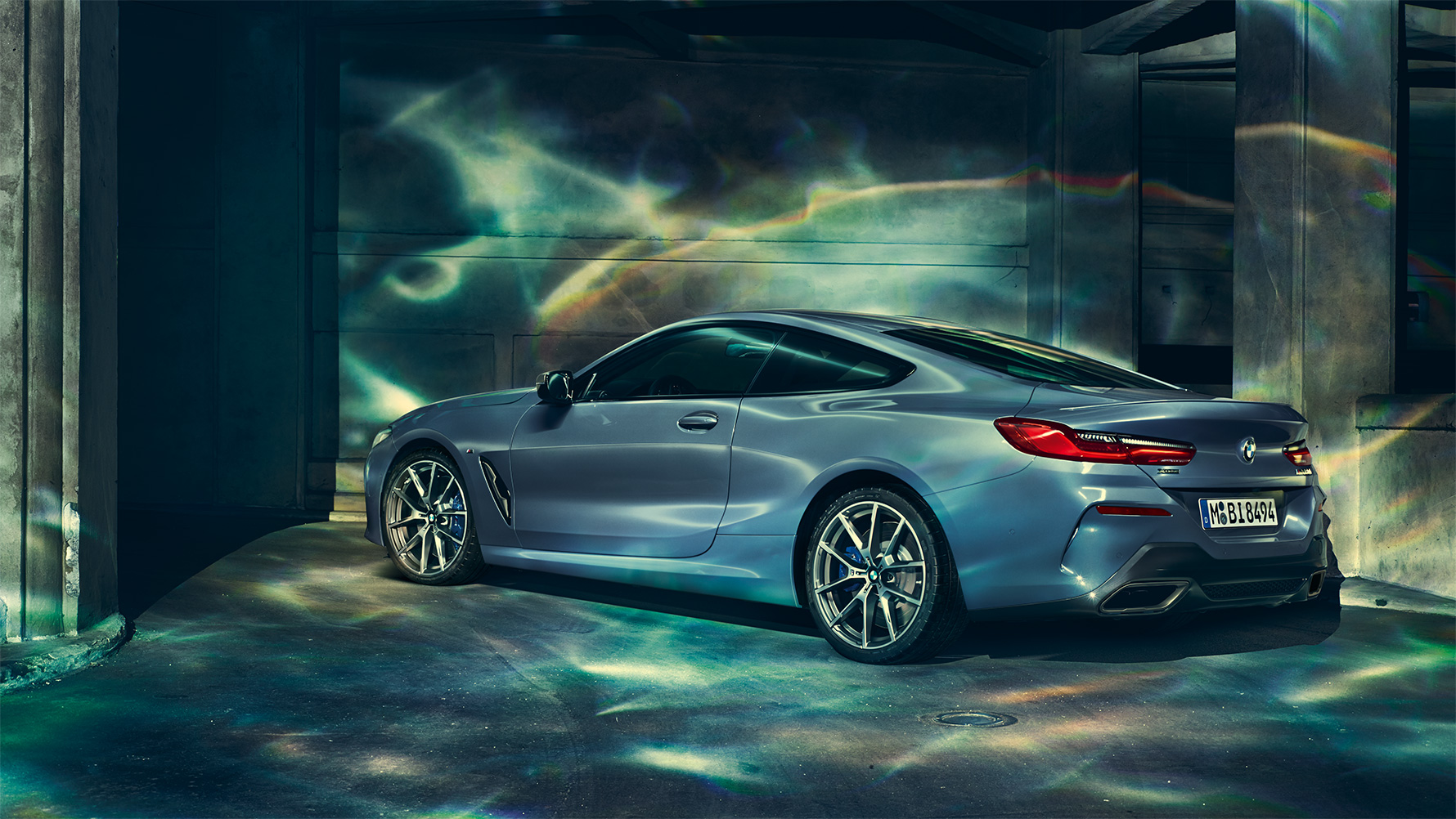 8 serijos BMW vaizdas iš priekinio šono Miesto fone stovinčio BMW 8 serijos Coupé vaizdas iš priekinio šono.