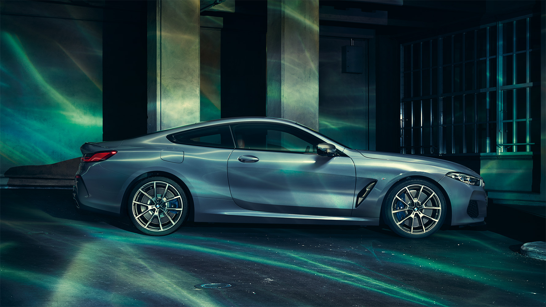 8 serijos BMW, vaizdas iš šono Miesto fone stovinčio BMW 8 serijos Coupé nuotrauka iš šono.