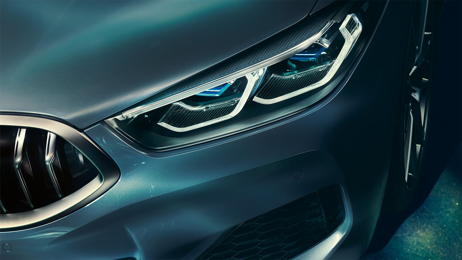 8 serijos BMW, lazeriniai žibintai BMW 8 serijos Coupé priekiniai lazeriniai žibintai stambiu planu.