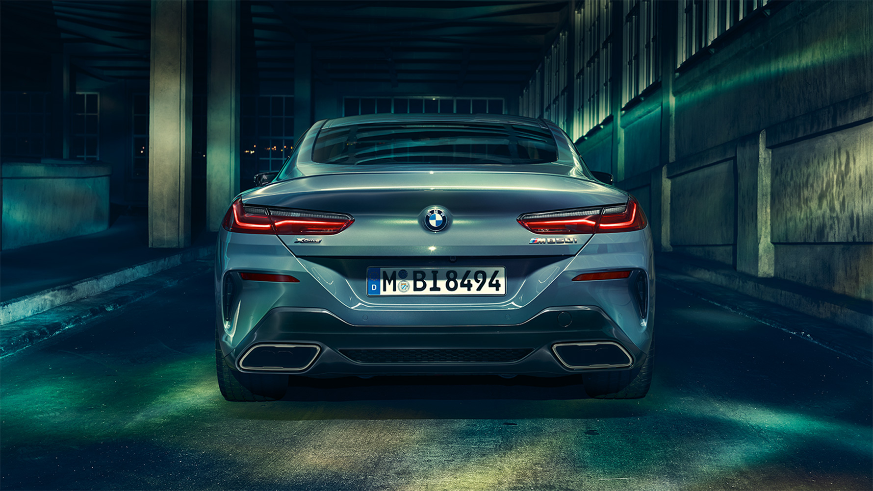BMW 8 serijos Coupé, vaizdas iš galo BMW 8 serijos Coupé naktinio miesto fone (vaizdas iš galo).