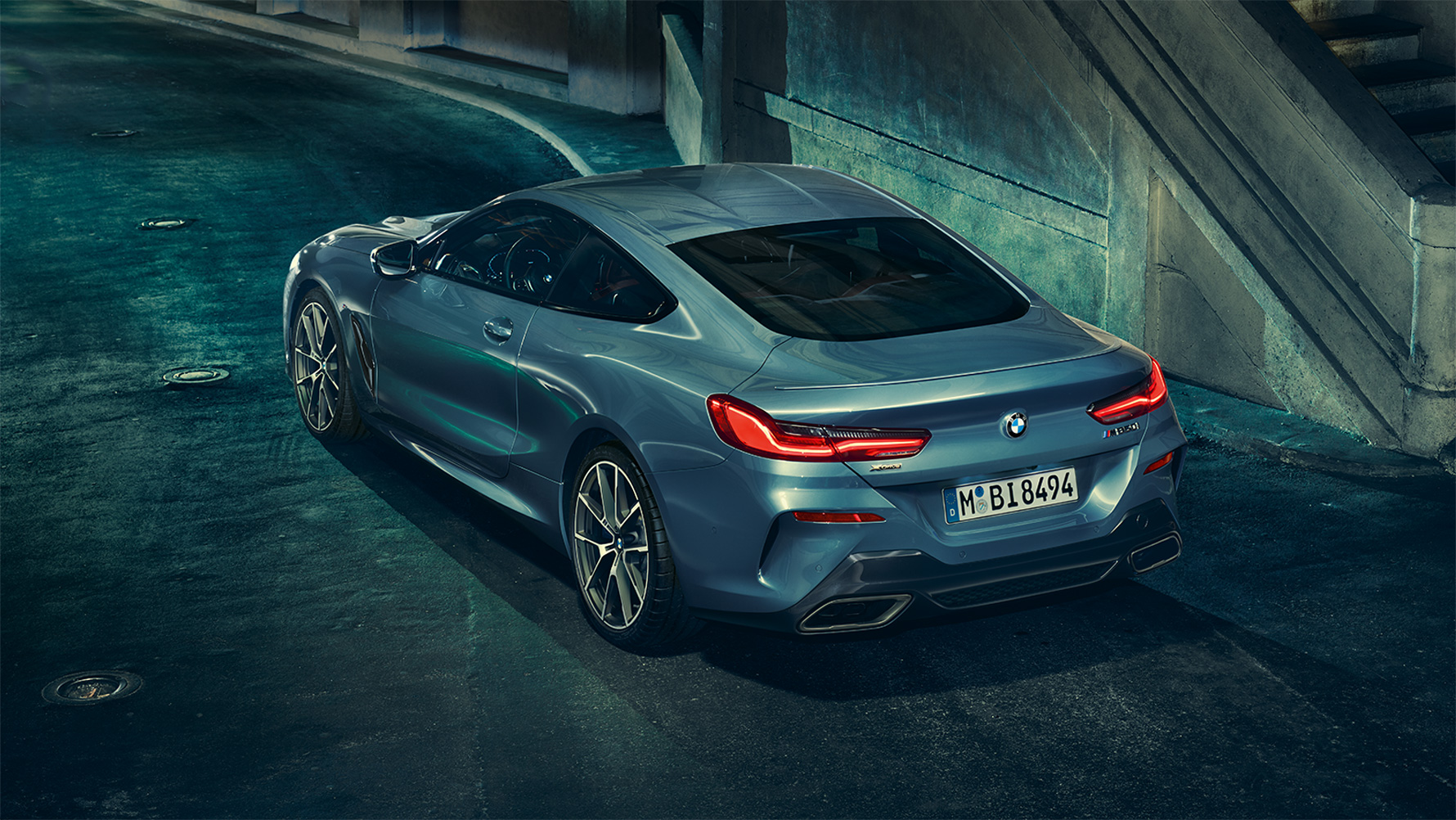 BMW 8 serijos Coupé, vaizdas iš galinio šono BMW 8 serijos Coupé vaizdas iš galinio šono naktinio miesto fone.