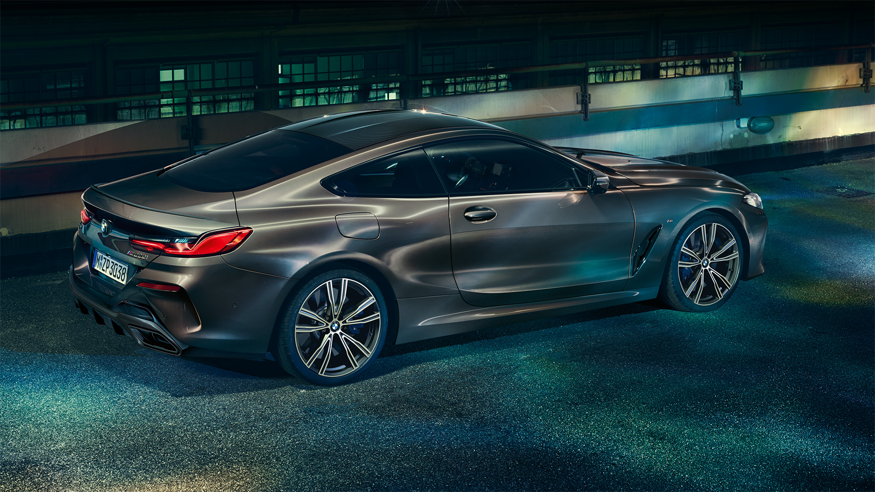 Naktinio miesto fone stovinčio BMW 8 serijos Coupé su BMW Individual įranga vaizdas iš šono Naktinio miesto fone stovinčio BMW 8 serijos Coupé su BMW Individual įranga vaizdas iš šono.