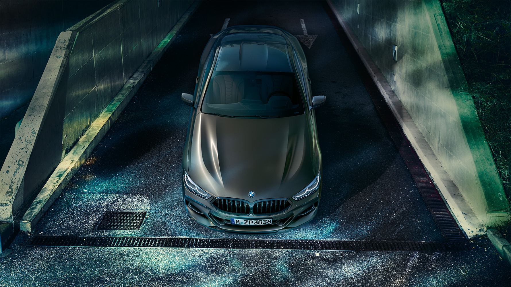 Naktinio miesto fone stovinčio BMW 8 serijos Coupé su BMW Individual įranga vaizdas iš priekio Naktinio miesto fone stovinčio BMW 8 serijos Coupé su BMW Individual įranga vaizdas iš priekio.