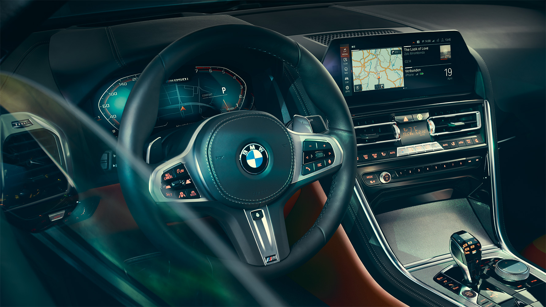 BMW 8 serijos Coupé, vairuotojo erdvė BMW 8 serijos Coupé interjeras, vaizdas sufokusuotas į vairą.