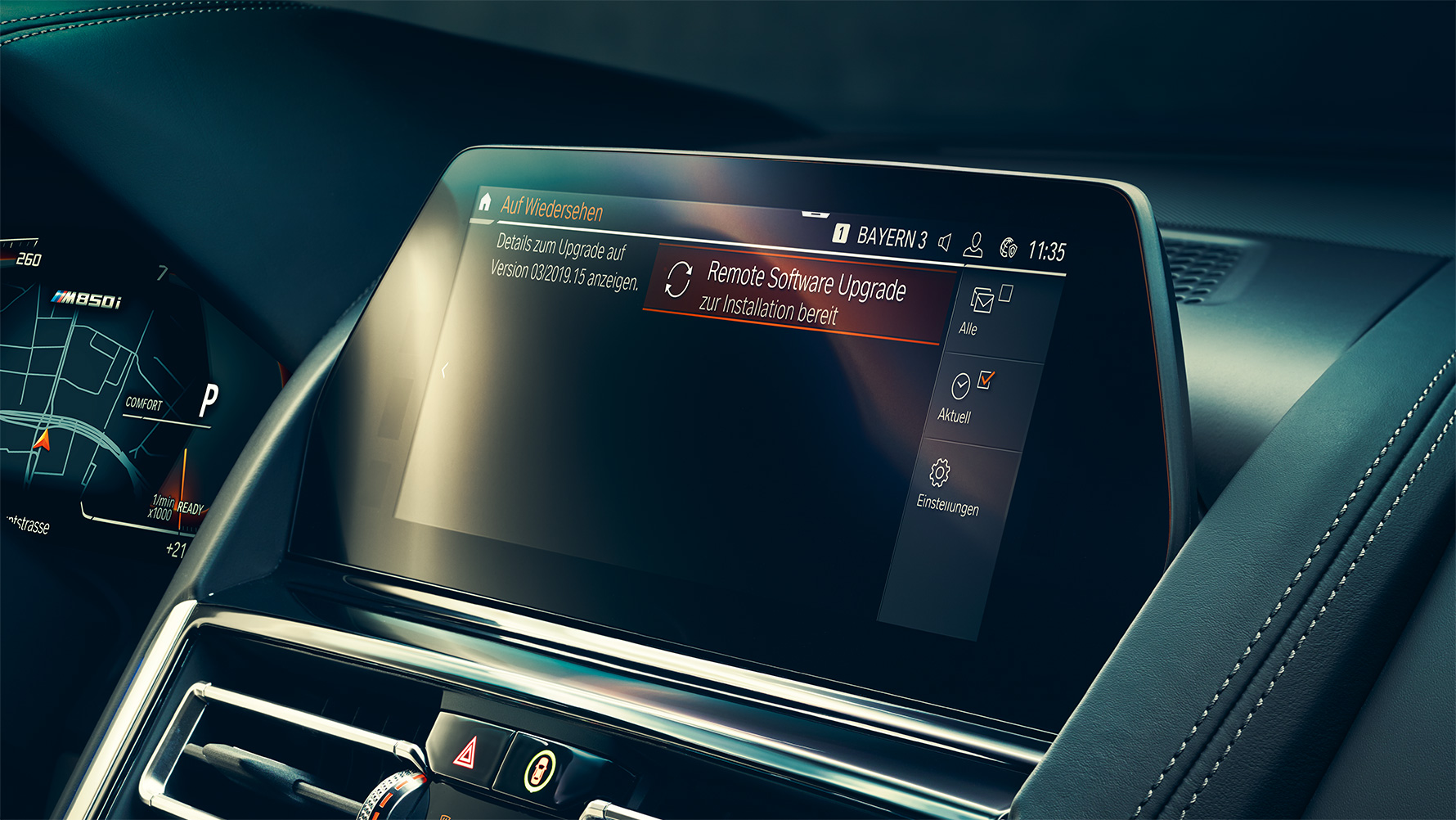 BMW 8 serijos Coupé, vairuotojo erdvė BMW 8 serijos Coupé interjeras su valdymo ekranu ir Remote Software Upgrade funkcija (nuotolinis programinės įrangos atnaujinimas).