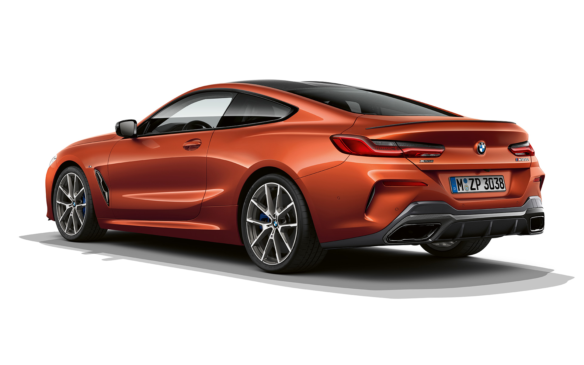 BMW 8 serijos Coupé su Sunset Orange metaliko dažų apdaila Baltame fone stovintis BMW 8 serijos Coupé su Sunset Orange metaliko dažų apdaila.