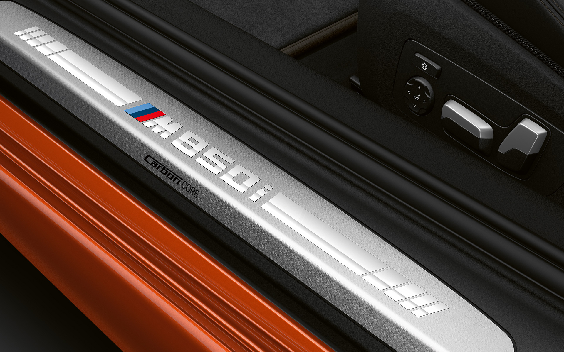 BMW 8 serijos Coupé, durelių slenkstis M850i BMW 8 serijos Coupé durelių slenkstis su M850i logotipu stambiu planu.