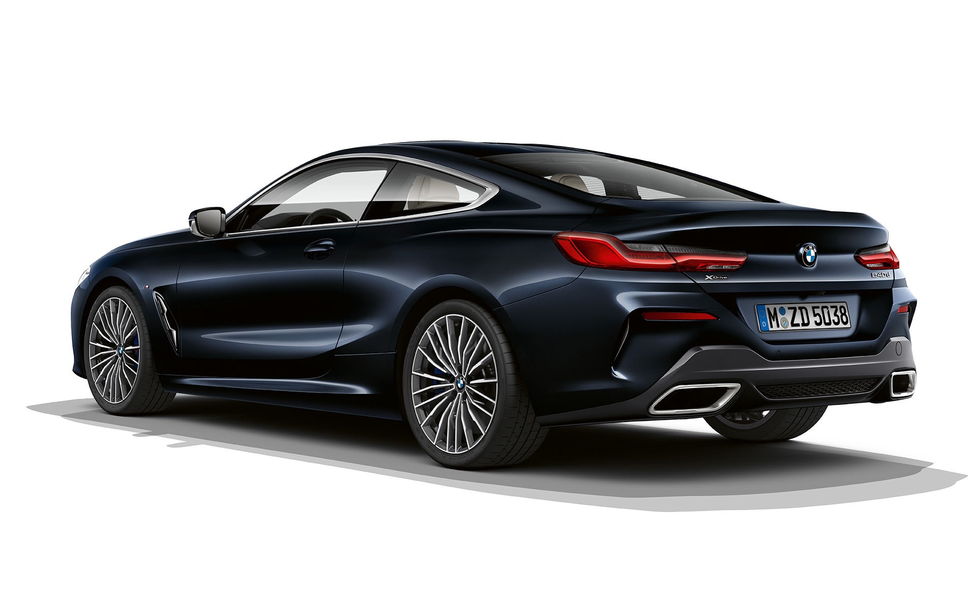 BMW 8 serijos Coupé anglies juodumo metaliko dažų apdaila Baltame fone stovintis BMW 8 serijos Coupé su anglies juodumo metaliko dažų apdaila.