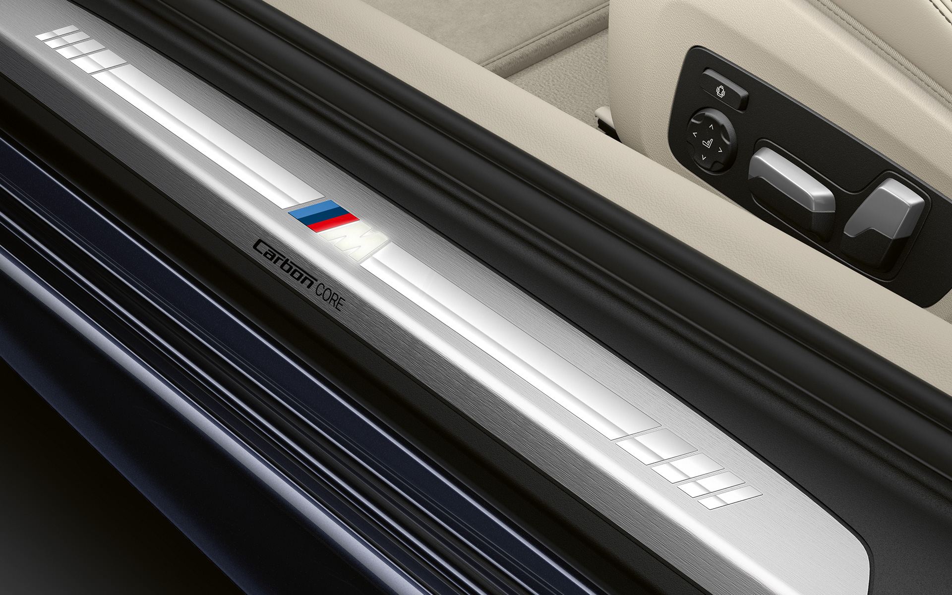 BMW 8 serijos Coupé durelių slenkstis su M logotipu BMW 8 serijos Coupé durelių slenkstis su M logotipu stambiu planu.