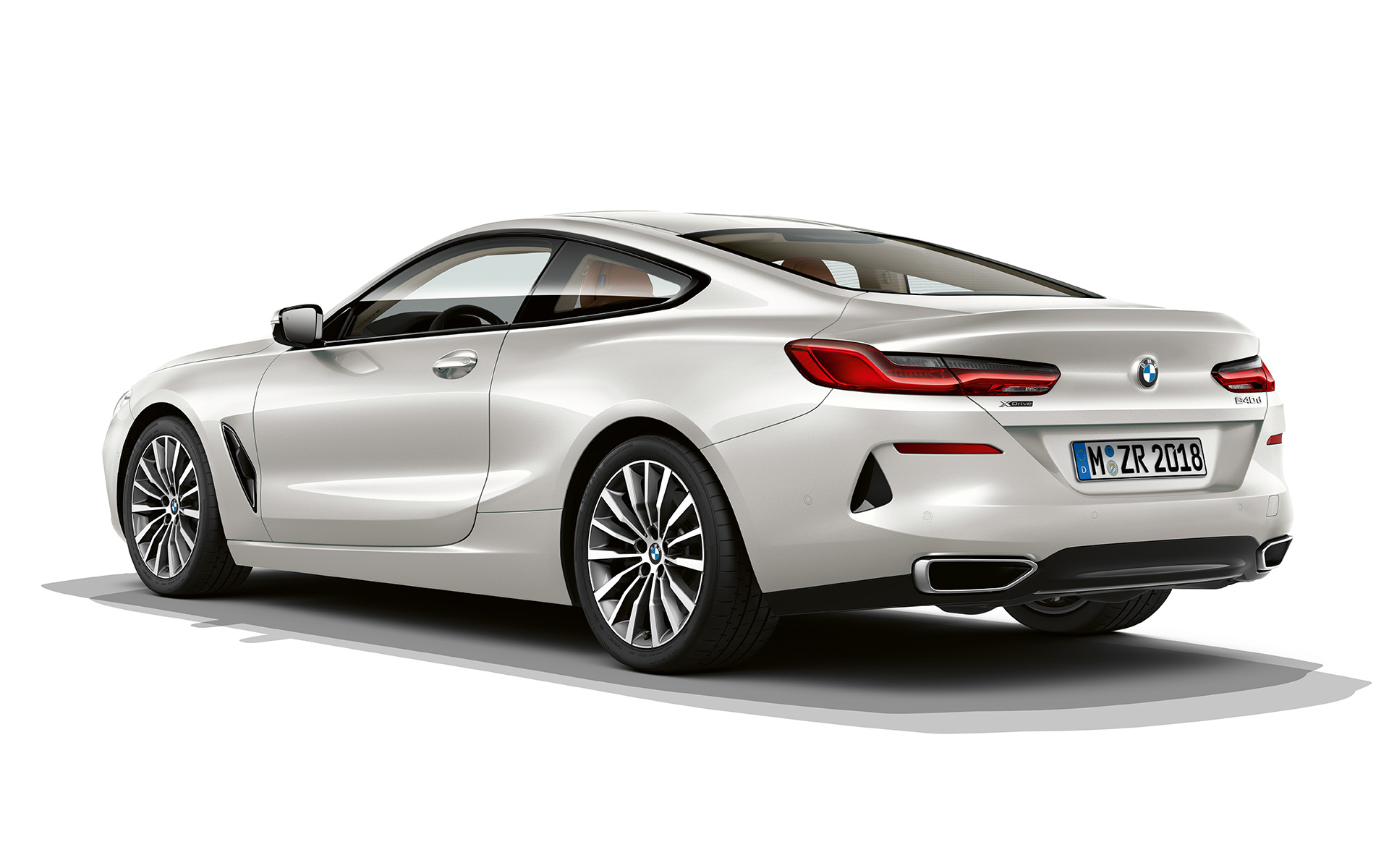 BMW 8 serijos Coupé su Bluestone metaliko dažų apdaila Baltame fone stovintis BMW 8 serijos Coupé su Bluestone metaliko dažų apdaila.
