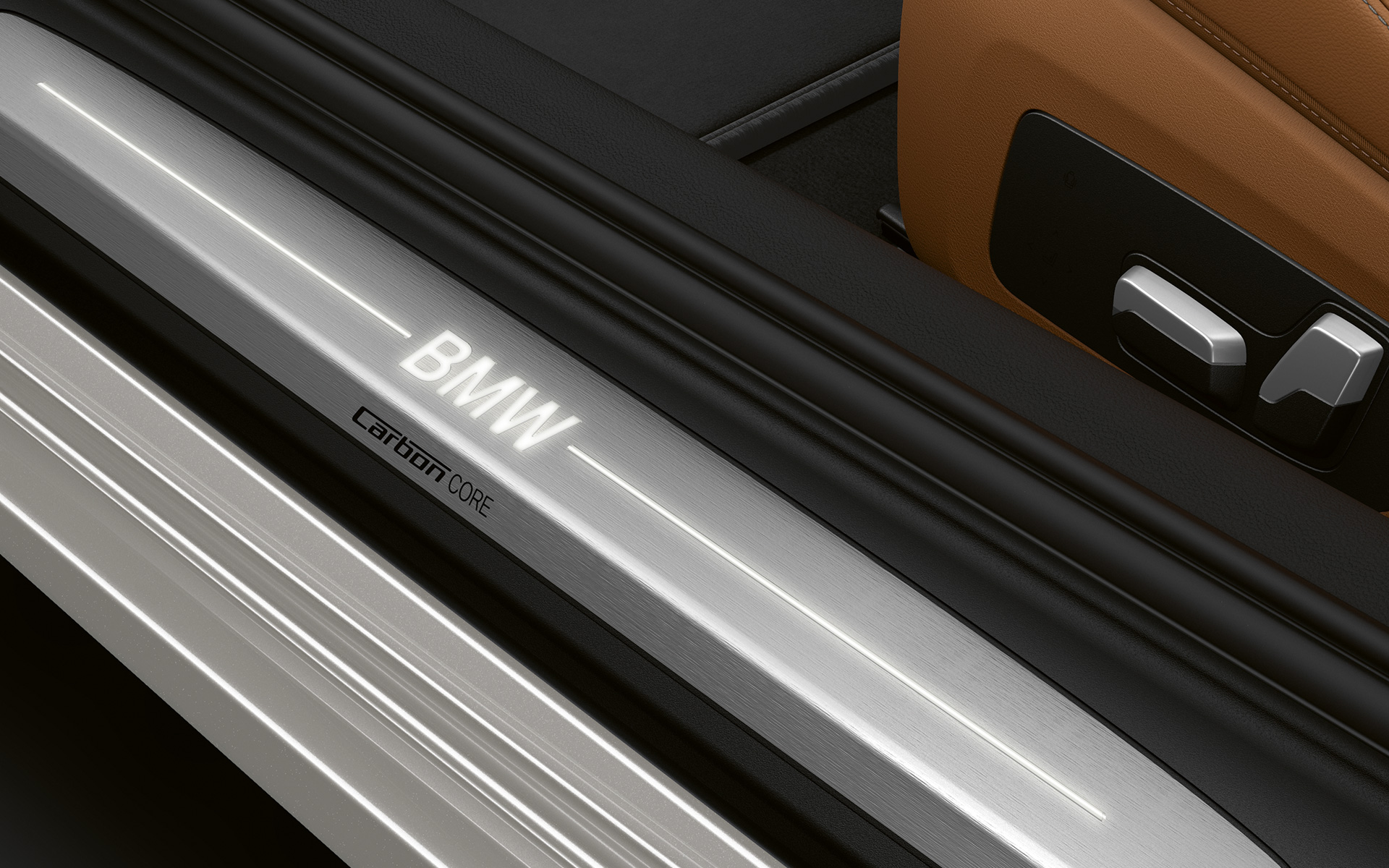 BMW 8 serijos Coupé durelių slenkstis su BMW logotipu BMW 8 serijos Coupé durelių slenkstis su BMW logotipu stambiu planu.