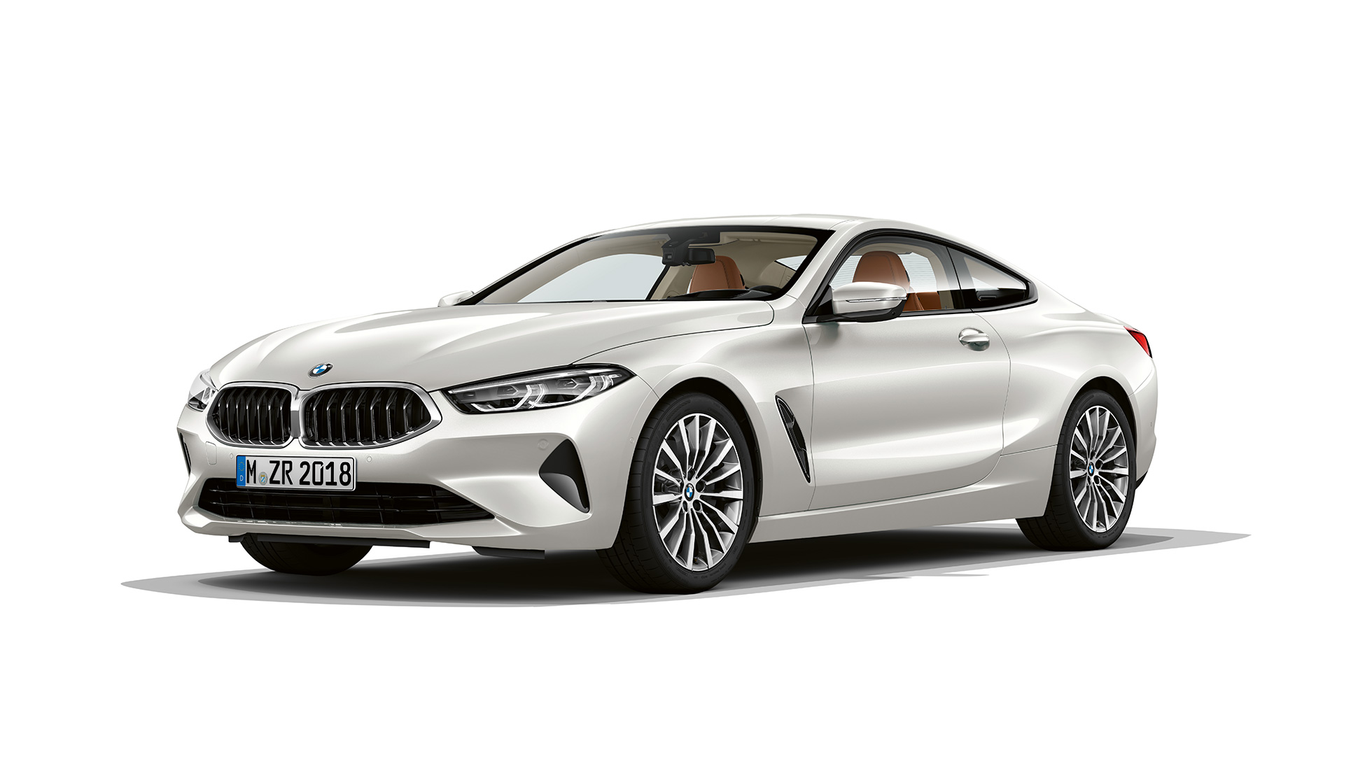 BMW 8 serijos kupė, trijų ketvirčių vaizdas iš priekio BMW 8 serijos kupė, Mineral White baltas metalikas, trijų ketvirčių vaizdas iš priekio