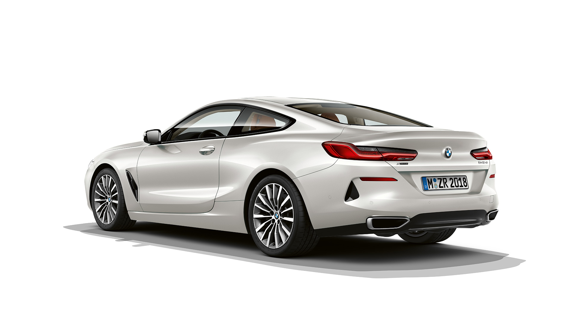 BMW 8 serijos kupė, trijų ketvirčių vaizdas iš galo BMW 8 serijos kupė, Mineral White baltas metalikas, trijų ketvirčių vaizdas iš galo