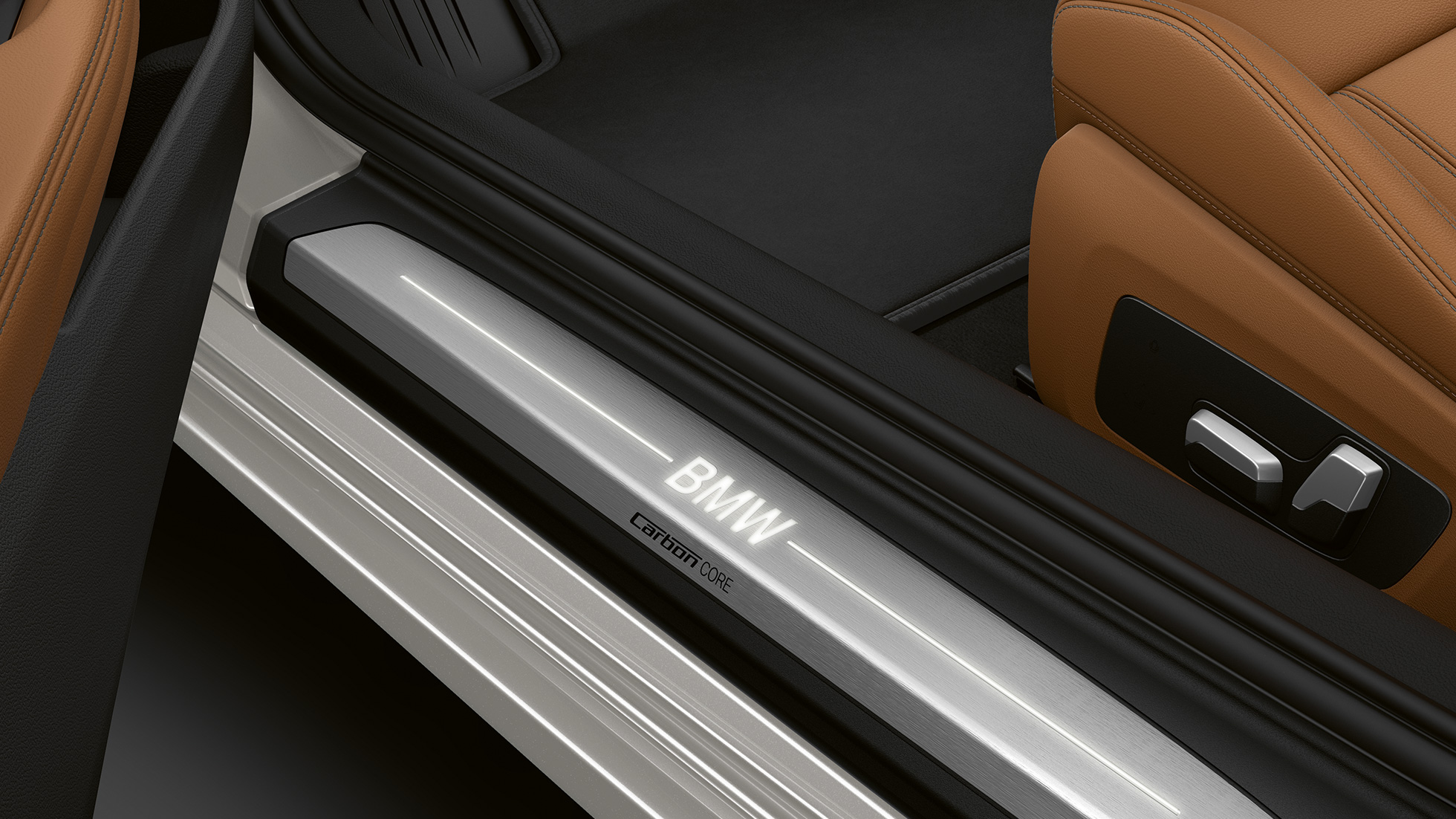 BMW 8 serijos kupė, durelių slenkstis BMW 8 serijos kupė, durelių slenkstis su apšviestu BMW logotipu.