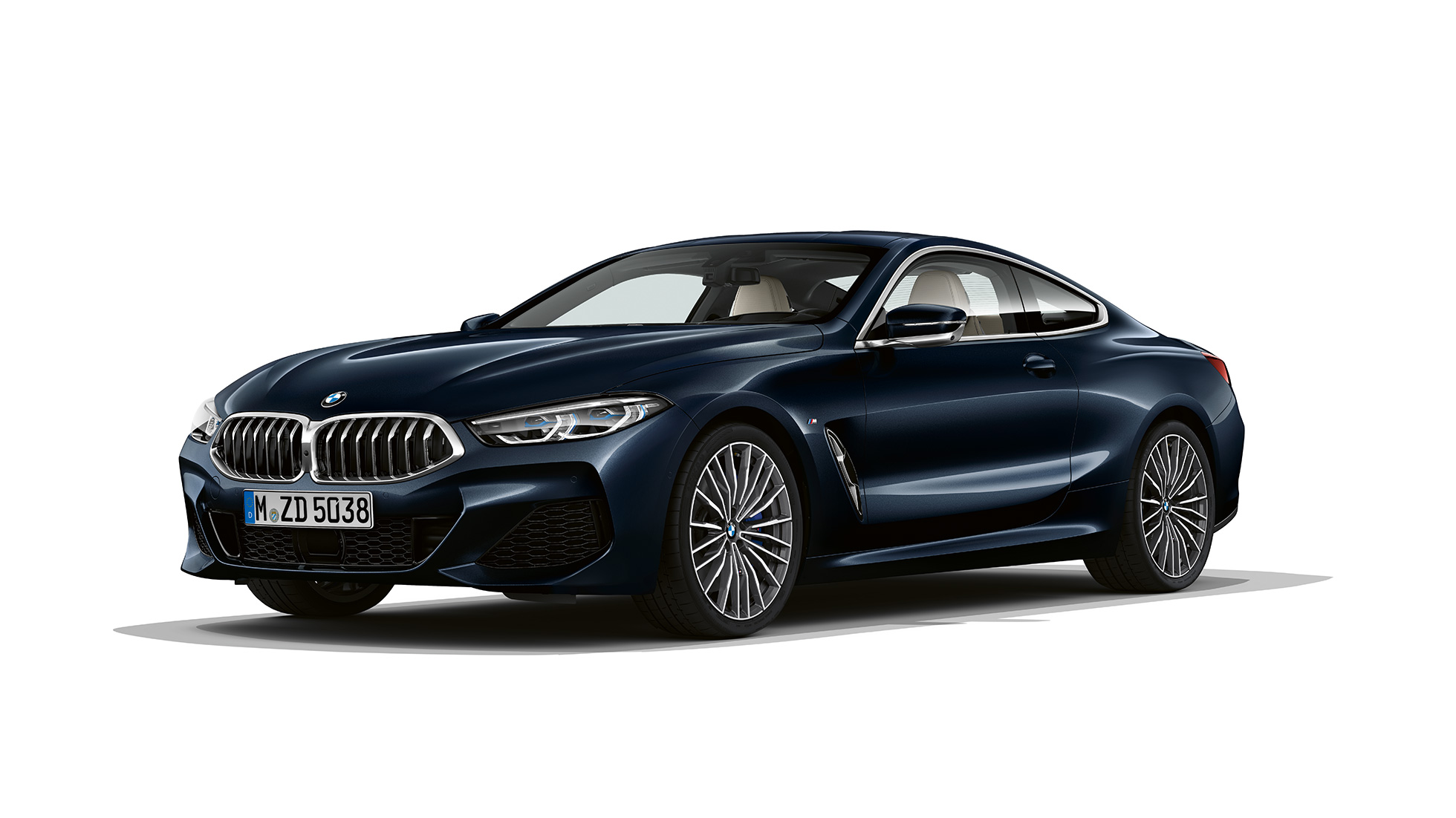 BMW 8 serijos kupė, trijų ketvirčių vaizdas iš priekio BMW 8 serijos kupė, juodas Carbon Black metalikas, trijų ketvirčių vaizdas iš priekio