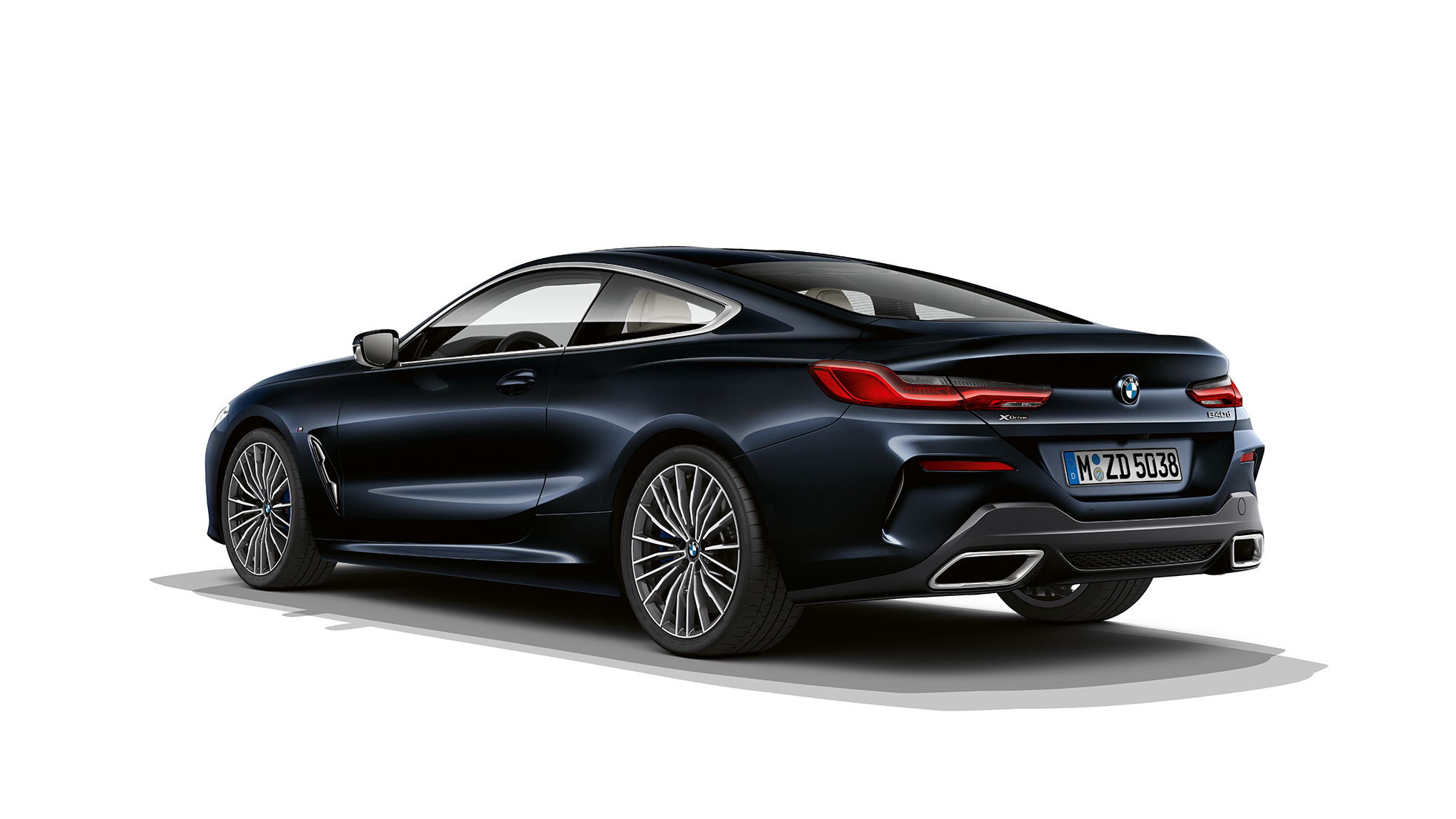 BMW 8 serijos kupė, trijų ketvirčių vaizdas iš galo BMW 8 serijos kupė, juodas Carbon Black metalikas, trijų ketvirčių vaizdas iš galo