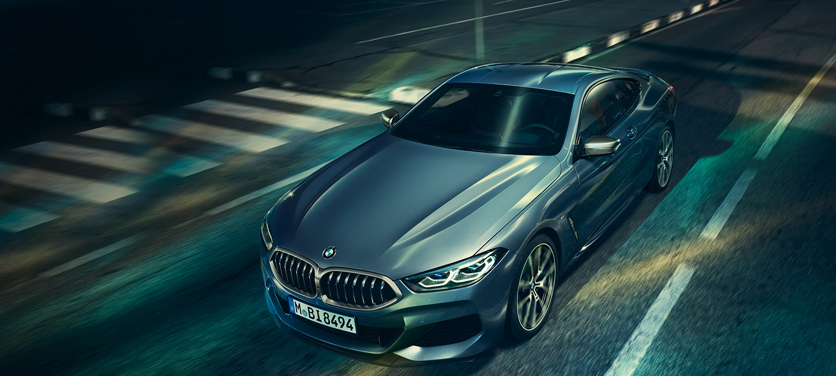 BMW 8 serijos kupė, trijų ketvirčių vaizdas iš priekio BMW 8 serijos kupė, trijų ketvirčių vaizdas iš priekio, stovinčio automobilio vaizdas sufokusuotas į variklio dangtį