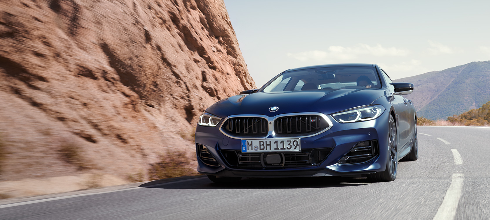 BMW 8 serijos Gran kupė G16 LCI 𝘍𝘢𝘤𝘦𝘭𝘪𝘧𝘵 2022 kalnų keliu važiuojančio automobilio trijų ketvirčių vaizdas iš priekio