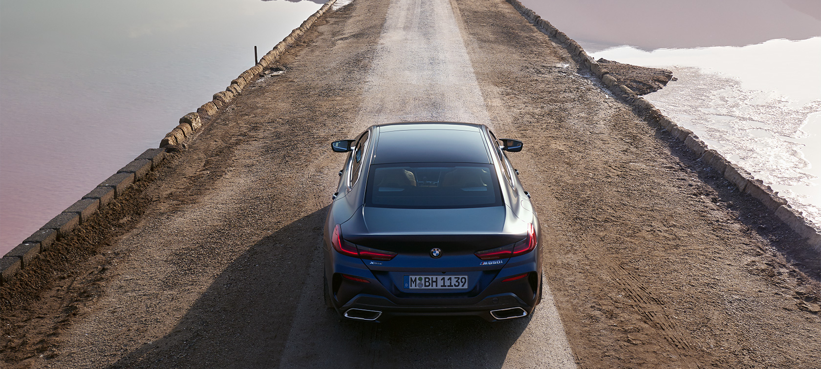 BMW 8 serijos Gran kupė G16 LCI Facelift 2022 BMW M850i xDrive 𝘐𝘯𝘥𝘪𝘷𝘪𝘥𝘶𝘢𝘭 metalizuotos mėlynos 𝘍𝘳𝘰𝘻𝘦𝘯 𝘛𝘢𝘯𝘻𝘢𝘯𝘪𝘵𝘦 𝘉𝘭𝘶𝘦 kėbulo spalvos pastato fone stovinčio automobilio trijų ketvirčių vaizdas iš šono BMW 8 serijos Gran kupė G16 LCI Facelift 2022 BMW M850i xDrive 𝘐𝘯𝘥𝘪𝘷𝘪𝘥𝘶𝘢𝘭 metalizuotos mėlynos 𝘍𝘳𝘰𝘻𝘦𝘯 𝘛𝘢𝘯𝘻𝘢𝘯𝘪𝘵𝘦 𝘉𝘭𝘶𝘦 kėbulo spalvos pastato fone stovinčio automobilio trijų ketvirčių vaizdas iš šono
