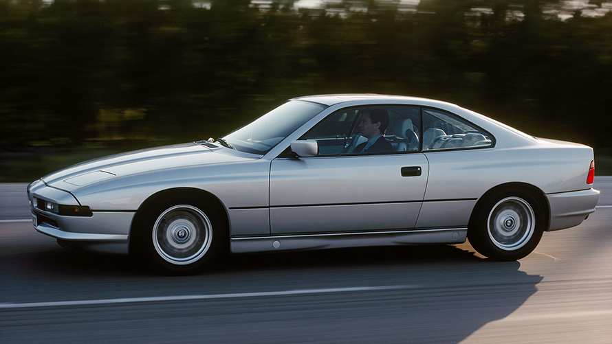 BMW 8 serijos kupė (E31) 7/8 važiuojančio automobilio vaizdas iš šono BMW 8 serijos kupė (E31) 7/8 važiuojančio automobilio vaizdas iš šono