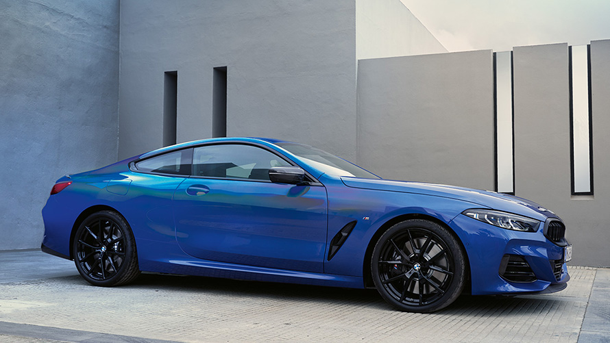 BMW 8 serijos kupė (G15) stovinčio automobilio trijų ketvirčių vaizdas iš priekio BMW 8 serijos kupė (G15) stovinčio automobilio trijų ketvirčių vaizdas iš priekio