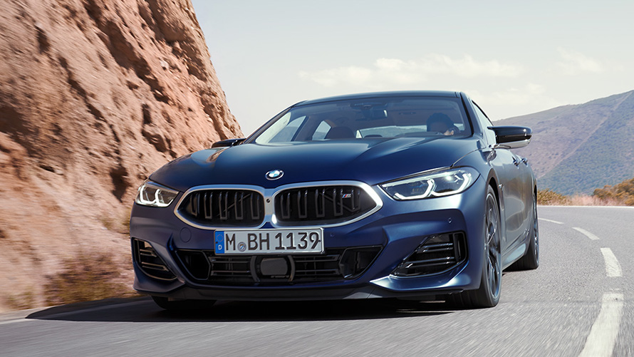 BMW 8 serijos Gran kupė (G16) važiuojančio automobilio trijų ketvirčių vaizdas iš galo BMW 8 serijos Gran kupė (G16) važiuojančio automobilio trijų ketvirčių vaizdas iš galo