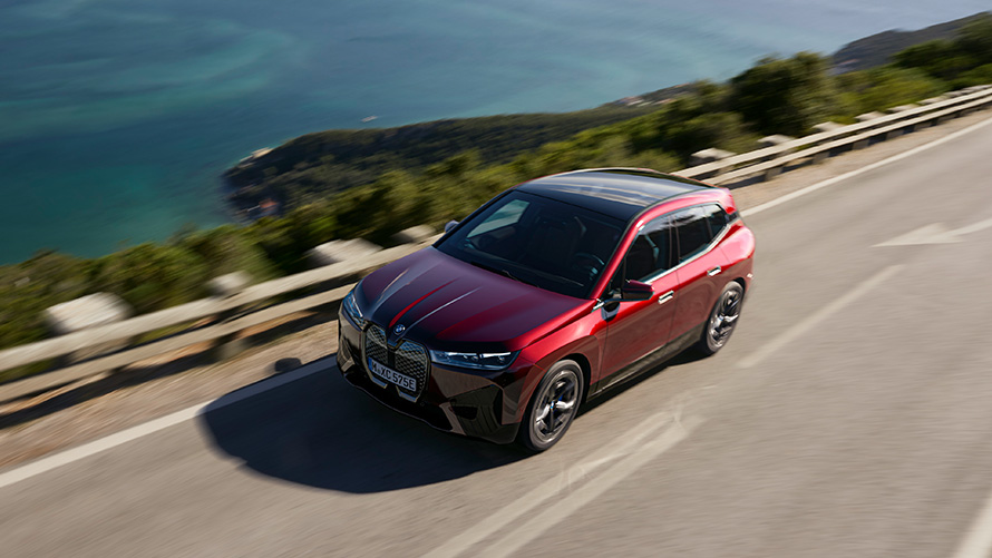 BMW iX i20 elektrinis SUV BMW iX xDrive50, galia BMW iX i20 2021 elektrinis gatve važiuojantis SUV BMW iX xDrive50 Aventurin Red raudonos spalvos, galia