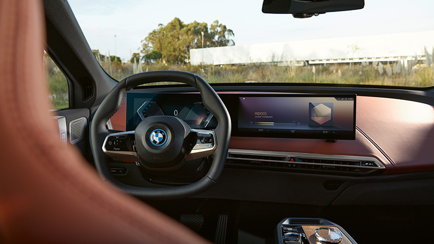 BMW iX i20 elektrinis SUV BMW iDrive BMW iX i20 2021 elektrinis SUV BMW iDrive valdiklis, interjeras, Suite vairuotojo erdvė