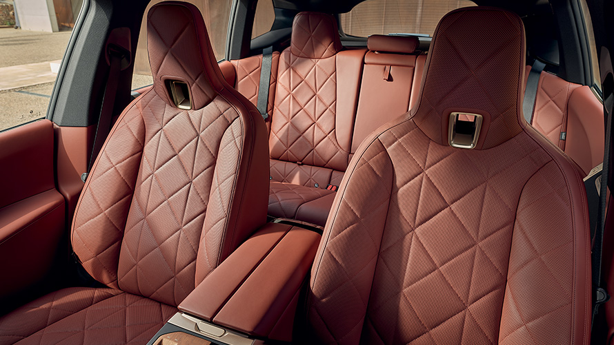 BMW iX (i20) elektrinis SUV, Interjeras 2021 m. elektrinio padidinto pravažumo (SUV) BMW iX i20 automobilio interjeras, Suite Castanea odos apdailos komplektas