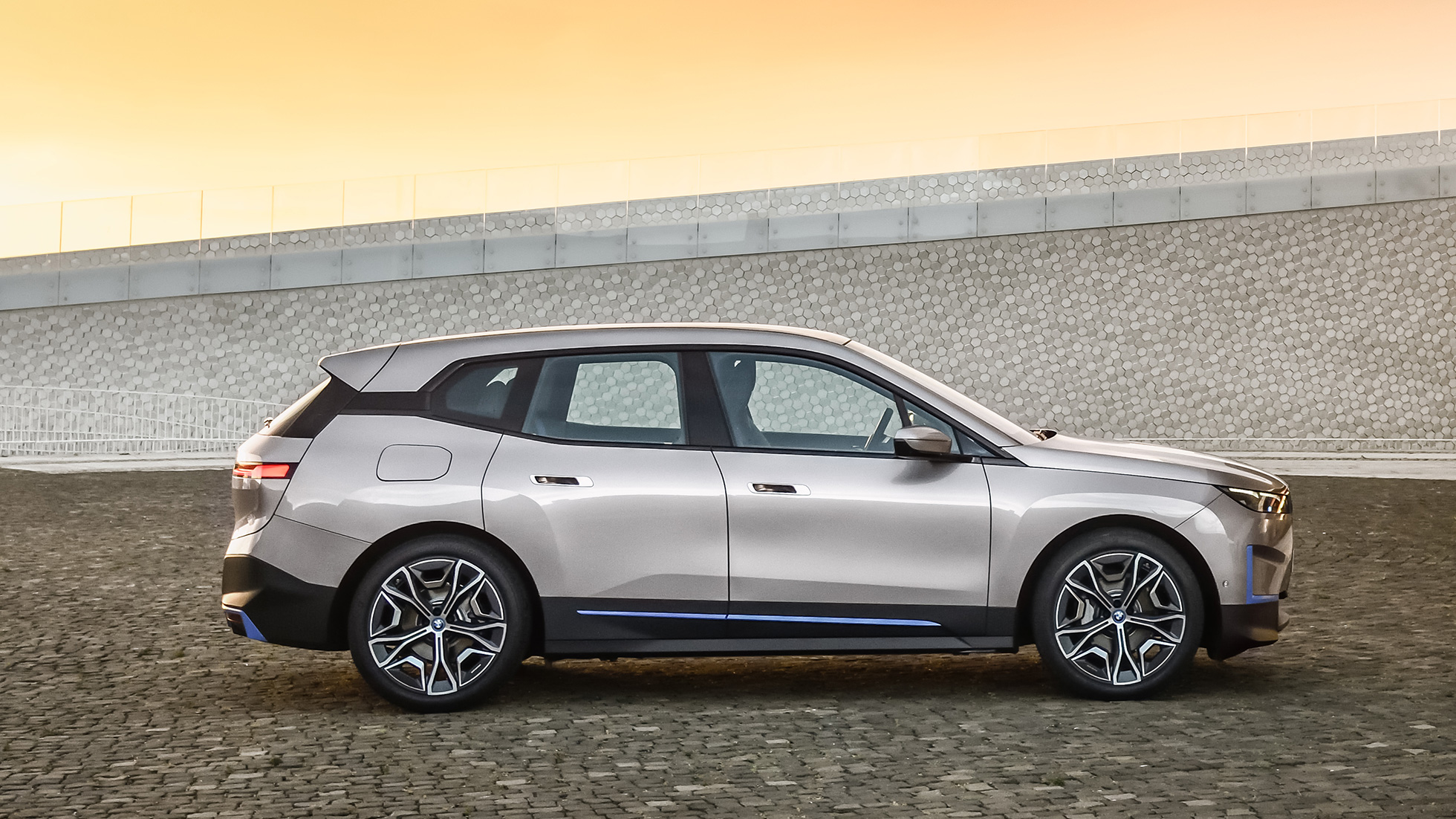 BMW iX stovinčio automobilio vaizdas iš šono BMW iX sidabro spalvos Cashmere Silver stovinčio automobilio i20 vaizdas iš šono