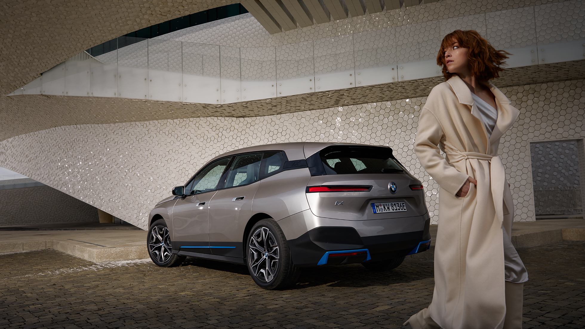 BMW iX trijų ketvirčių vaizdas iš galo BMW iX i20 sidabro Cashmere Silver spalvos stovinčio automobilio trijų ketvirčių vaizdas iš galo