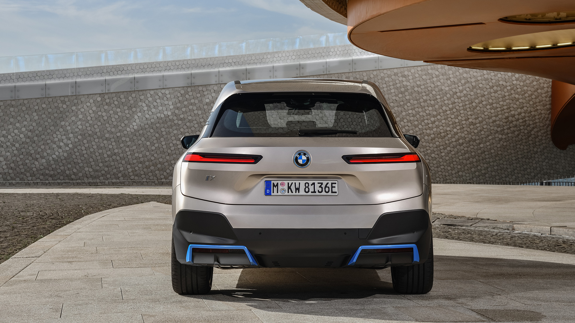 BMW iX stovinčio automobilio vaizdas iš galo BMW iX sidabro Cashmere Silver spalvos i20 stovinčio automobilio vaizdas iš galo