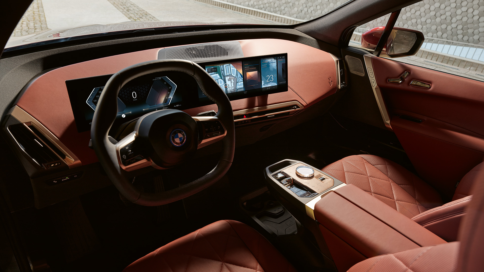 BMW iX i20 vartotojo sąsaja, vairuotojo erdvė Castanea BMW iX i20 interjeras Castanea, vartotojo sąsaja iDrive vairuotojo erdvė