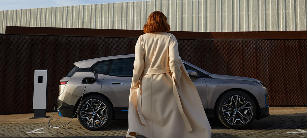 BMW iX stovinčio automobilio vaizdas iš priekio BMW iX sidabro Cashmere Silver spalvos i20 stovinčio automobilio su modeliu priešaky vaizdas iš šono