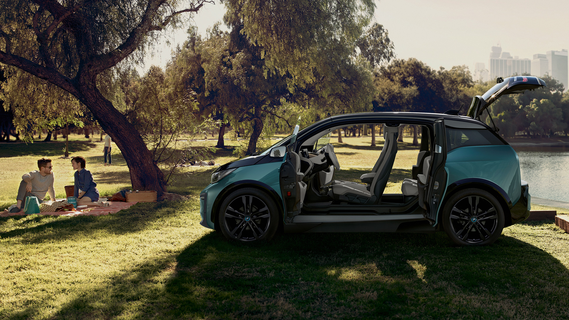 BMW i3 2018 vaizdas su atviromis durelėmis BMW i3 I01 2018 Jucaro beige smėlio spalvos su Frozen Grey pilko metaliko spalvos akcentu, vaizdas iš šono su atviromis durelėmis