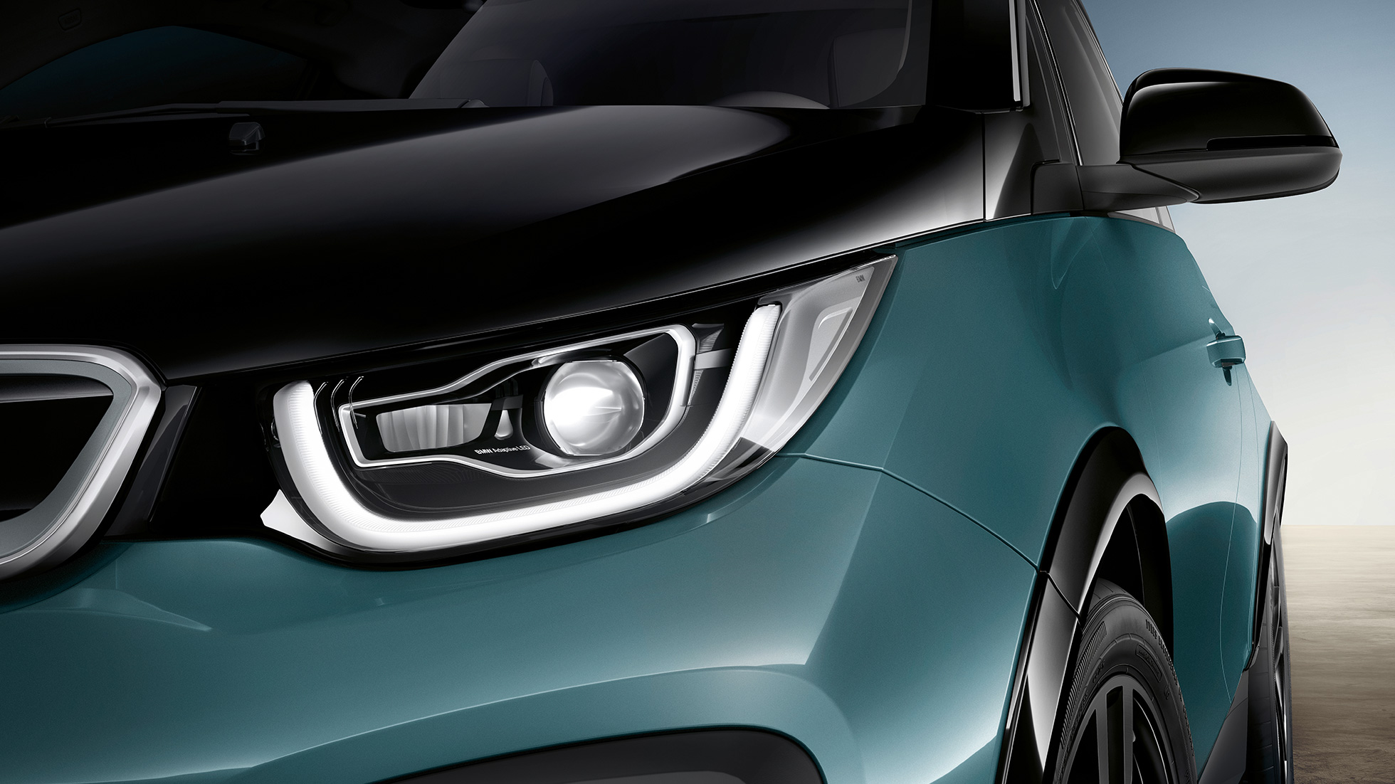 BMW i3 2018 LED priekiniai žibintai BMW i3 I01 2018 Jucaro beige smėlio spalvos su Frozen Grey pilko metaliko spalvos akcentu, LED priekiniai žibintai iš arti