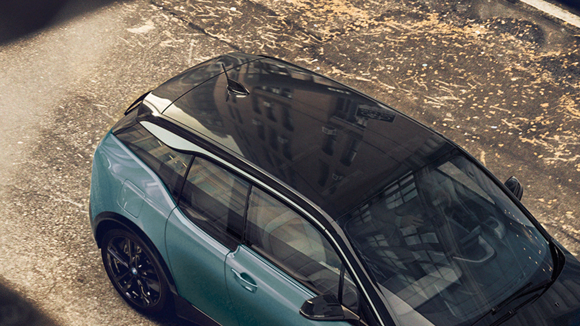 BMW i3 2018 anglies pluošto stogas BMW i3 I01 2018 Jucaro beige smėlio spalvos su Frozen Grey pilko metaliko spalvos akcentu, vaizdas iš paukščio skrydžio, anglies pluošto stogas