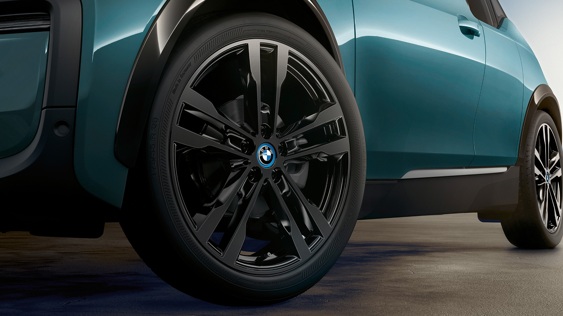 BMW i3 2018 lengvojo lydinio ratlankis BMW i3 I01 2018 Jucaro beige smėlio spalvos su Frozen Grey pilko metaliko spalvos akcentu, lengvojo lydinio ratlankis iš arti