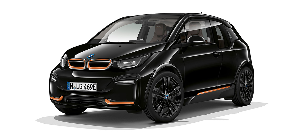 BMW i3s laida RoadStyle 2019, trijų ketvirčių vaizdas iš priekio BMW i3s laida RoadStyle 2019 I01 Fluid Black juodos spalvos su E-Copper akcentais, trijų ketvirčių vaizdas iš priekio
