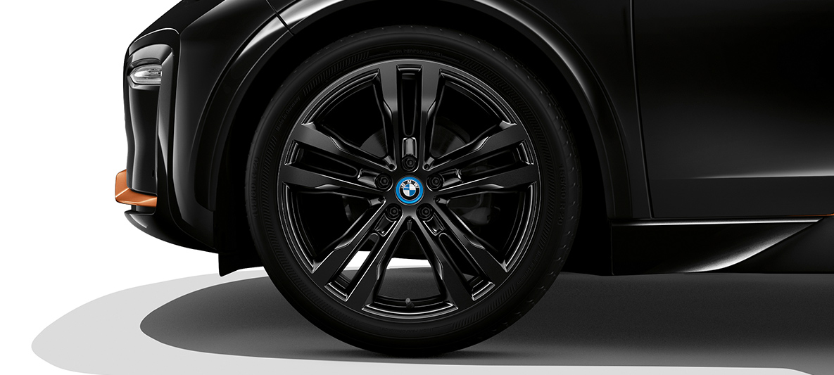 BMW i3s laida RoadStyle 2019, šoninis vaizdas su lengvojo lydinio ratlankiu BMW i3s laida RoadStyle 2019 I01 Fluid Black juodos spalvos su E-Copper akcentais, šoninis vaizdas iš priekio, lengvojo lydinio ratlankis