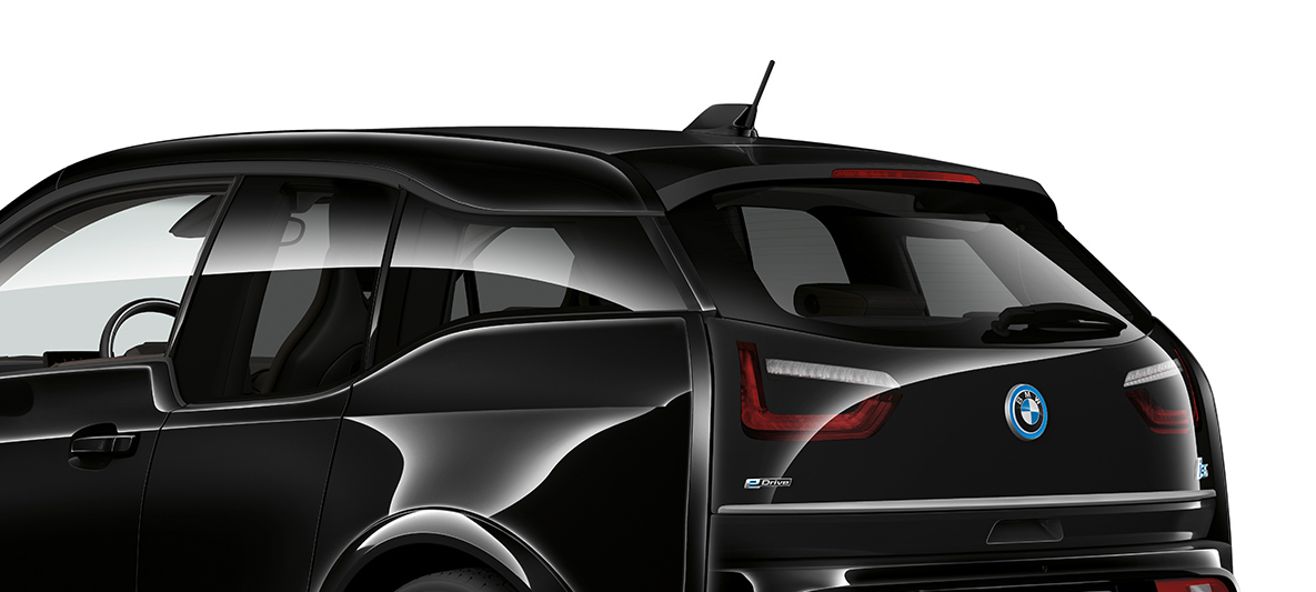BMW i3s laida Roadstyle trijų ketvirčių vaizdas iš galo BMW i3s laida RoadStyle 2019 I01 Fluid Black juodos spalvos su E-Copper akcentais, trijų ketvirčių vaizdas iš galo