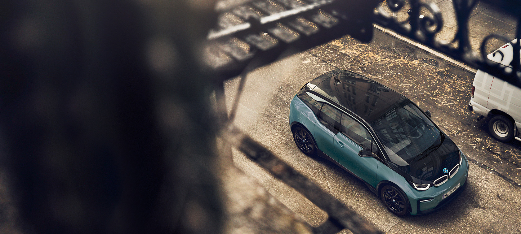 BMW i3 2018 vaizdas iš paukščio skrydžio BMW i3 I01 2018 Jucaro beige smėlio spalvos su Frozen Grey pilko metaliko spalvos akcentu, vaizdas iš paukščio skrydžio, anglies pluošto stogas
