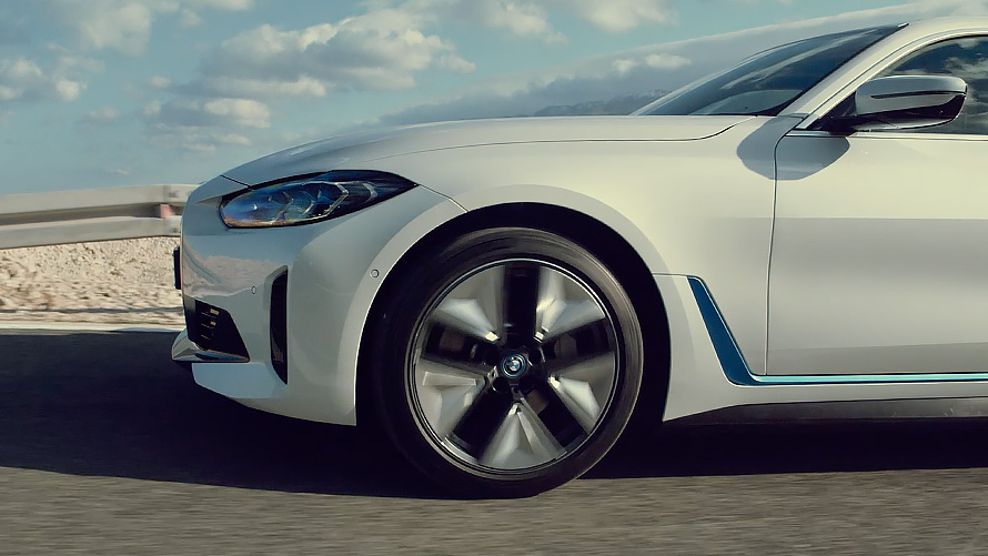 Vaizdo įrašas apie visiškai elektrinio 2021 metų BMW i4 M50 (G26) automobilio vairavimo dinamiką ir akceleracines savybes. Vaizdo įrašas apie visiškai elektrinio 2021 metų BMW i4 M50 (G26) automobilio vairavimo dinamiką ir akceleracines savybes.