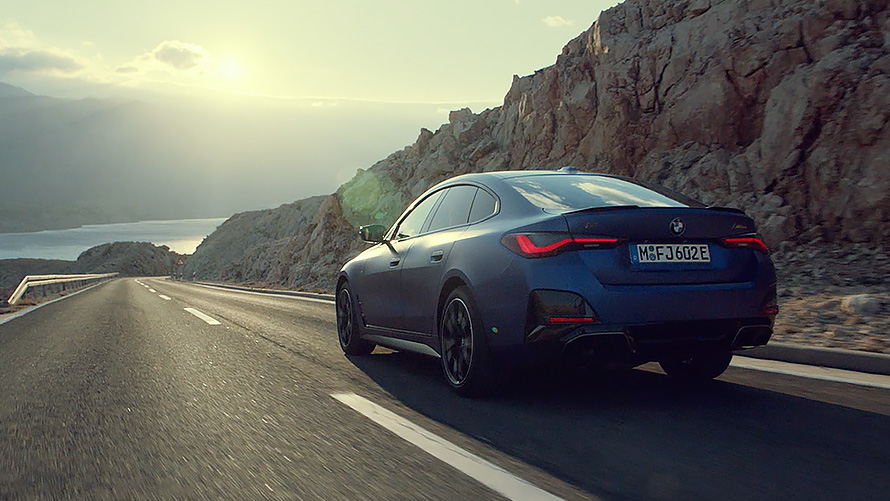 Vaizdo įrašas apie sportiškas visiškai elektrinio 2021 metų BMW i4 M50 (G26) automobilio savybes Vaizdo įrašas apie sportiškas visiškai elektrinio 2021 metų BMW i4 M50 (G26) automobilio savybes