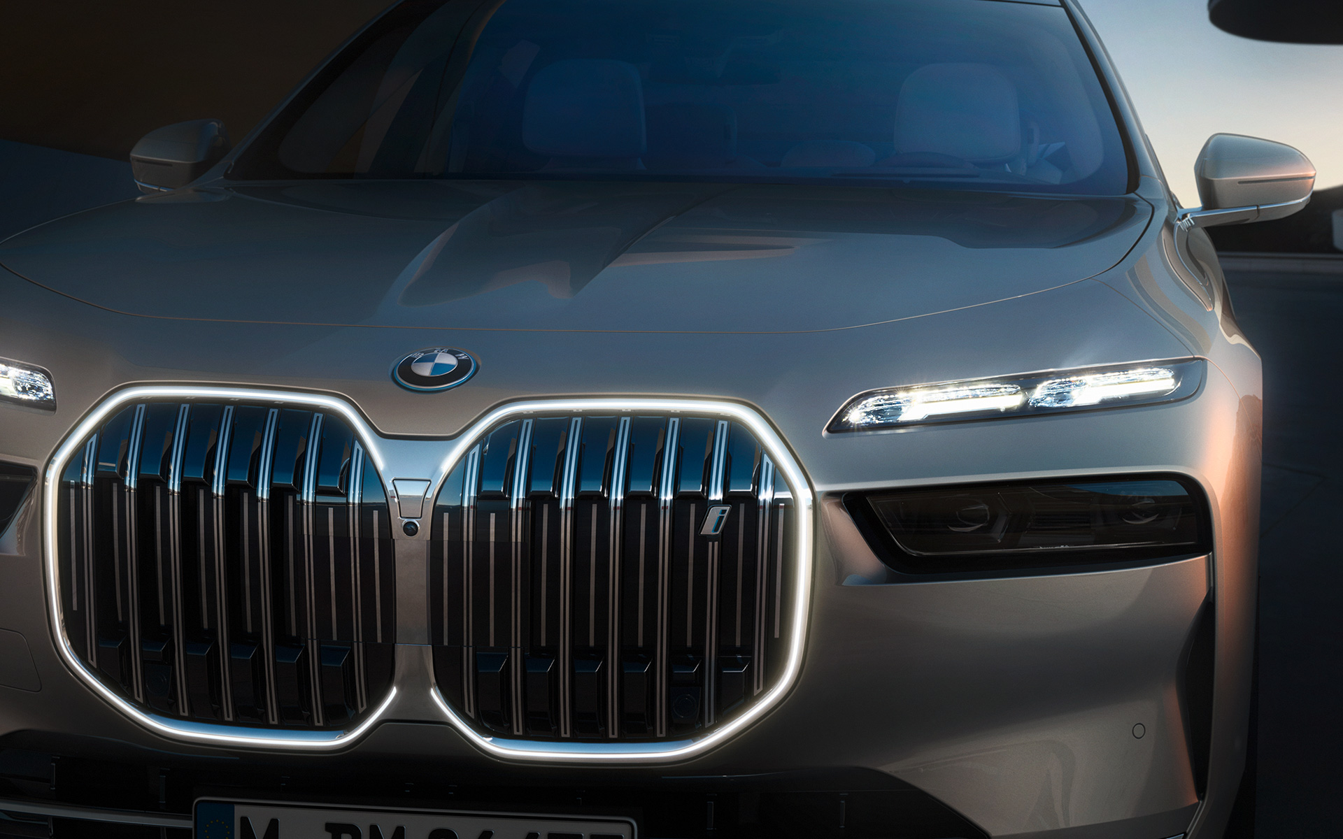 BMW i7 sedano G70 eksterjeras BMW priekinės grotelės Iconic glow BMW i7 sedano G70 eksterjeras BMW priekinių grotelių Iconic glow įjungtas apšvietimas