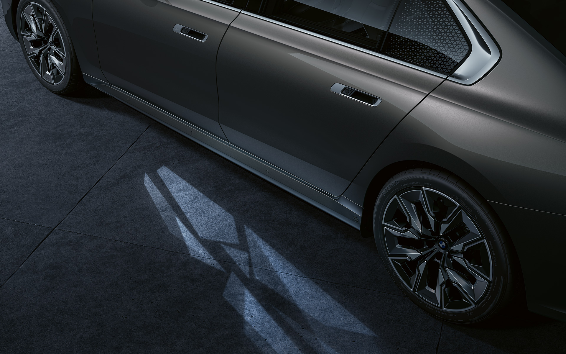 BMW i7 sedano G70 eksterjeras pasitikimo šviesų sistema Welcome Light Carpet pasitikimo šviesų sistema